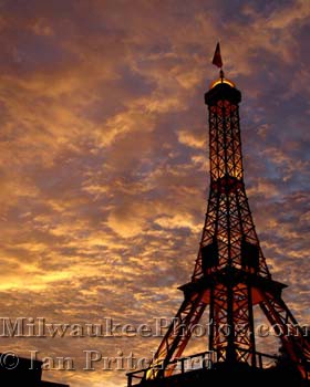 Photograph of Golden Eiffel from www.MilwaukeePhotos.com (C) Ian Pritchard